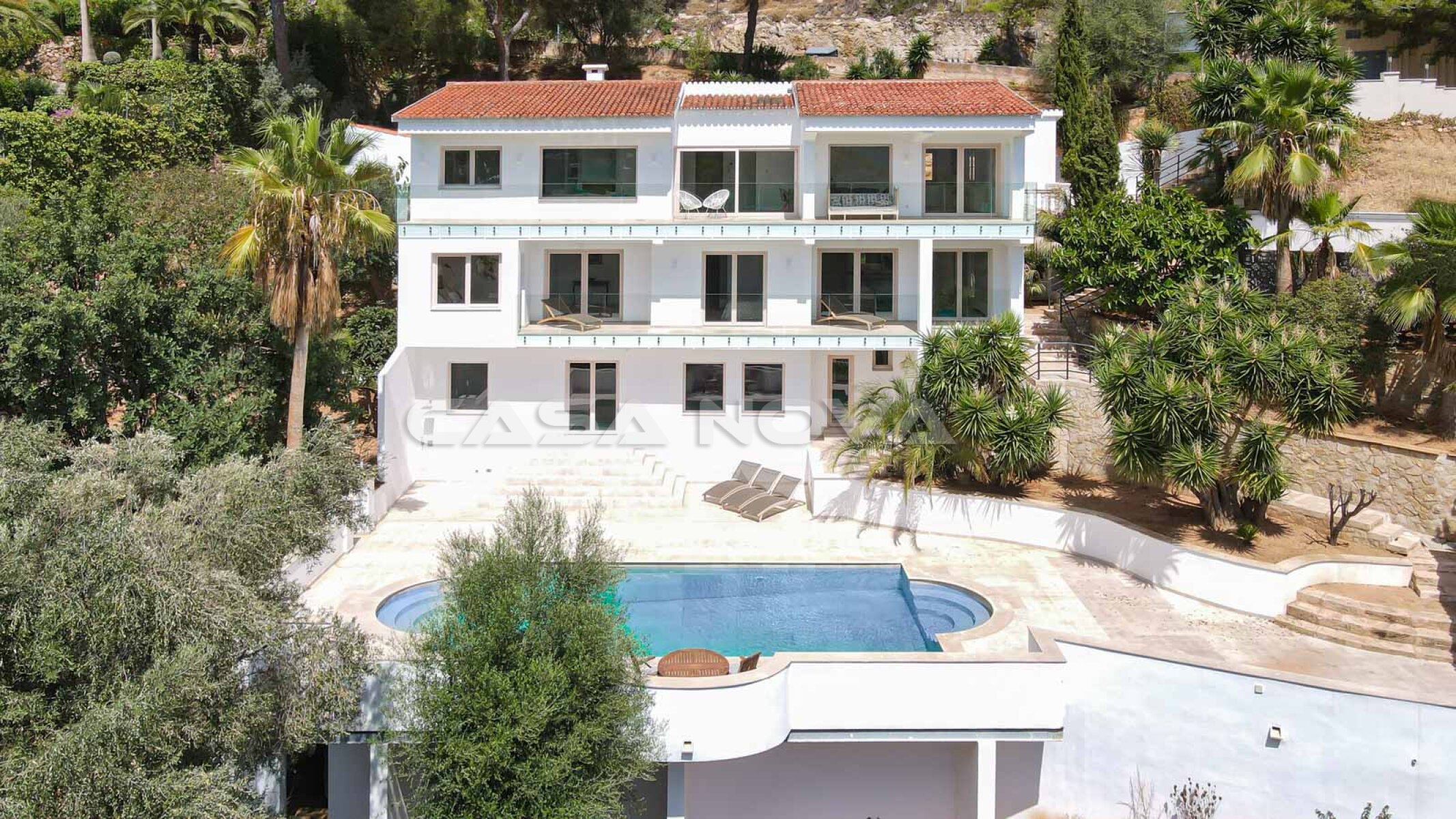 Impresionante villa con un diseo elegante y vistas parciales al mar
