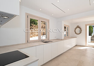 Ref. 2503106 | Impresionante villa con un diseño elegante y vistas parciales al mar