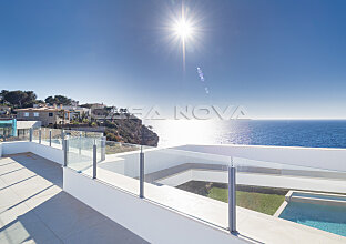 Villa de nueva construcción con vistas al mar en 1a línea de mar