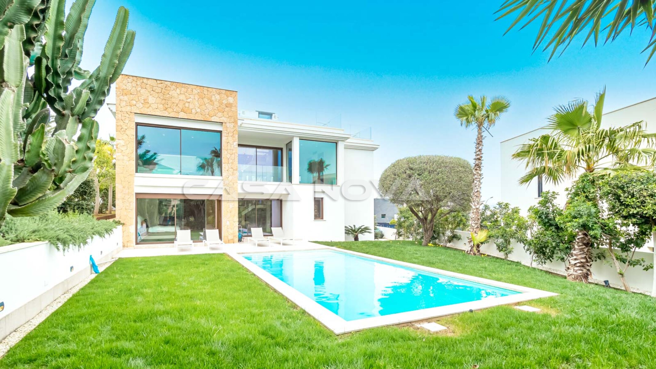 Villa moderna con piscina privada y hermoso jard�n