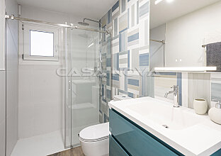 Ref. 2503235 | Baño moderno con ducha con efecto de lluvia tropical