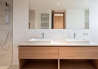 Ref. 2403166 | Bright bathroom with bath and shower