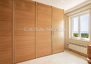 Ref. 2303247 | Geräumiges Ankleidezimmer mit Einbauschränken