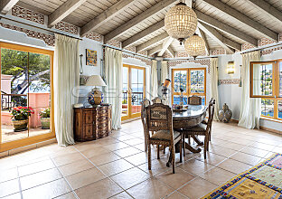 Ref. 2403251 | Imposing dining room with Moroccan flair