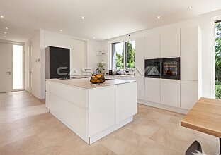 Ref. 2503246 | Open-plan fitted kitchen with electrical appliances and cooking island