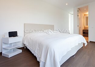 Ref. 2503246 | Dormitorio moderno con acentos luminosos