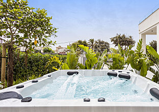 Ref. 2503253 | Zona chillout en el jardín con jacuzzi