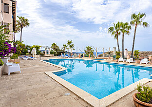 Ref. 1203257 | Zona de piscina comunitaria bien cuidada con tumbonas