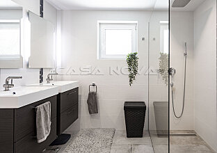 Ref. 2403258 | Bright bathroom with window