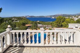 Wunderbarer Blick auf Pool und Bucht von Santa Ponsa