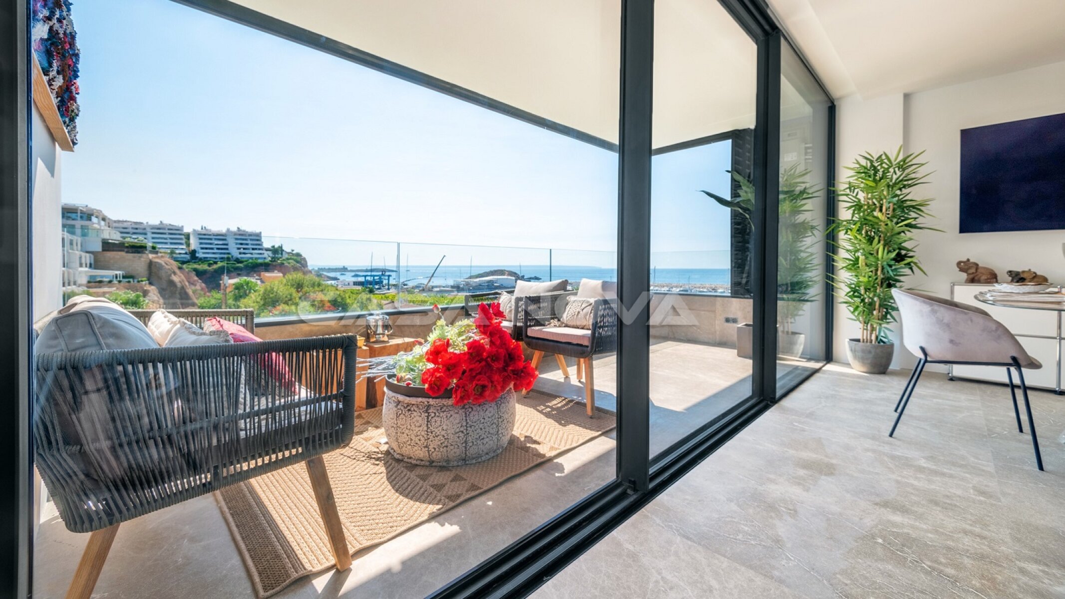 Balkon mit Blick auf Meer, Hafen und Pool