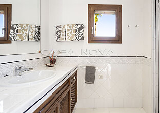 Ref. 2303264 | Further bathroom with shower