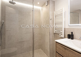 Ref. 1103265 | Ultra-modern bathroom with glass shower 