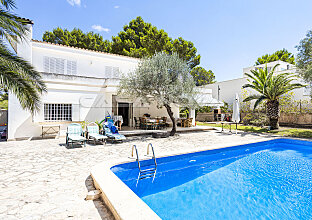 Ref. 2603266 | Piscina refrescante rodeada de terrazas para tomar el sol