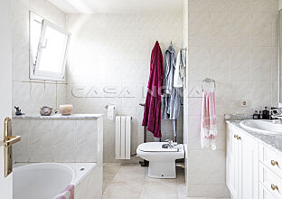 Ref. 2603266 | Helles Badezimmer mit Badewanne