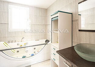 Ref. 2503272 | Helles Badezimmer mit Wanne