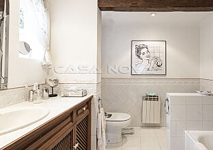Ref. 2303283 | Large bathroom with tub