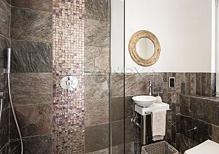 Ref. 2403284 | Baño moderno con detalles chic