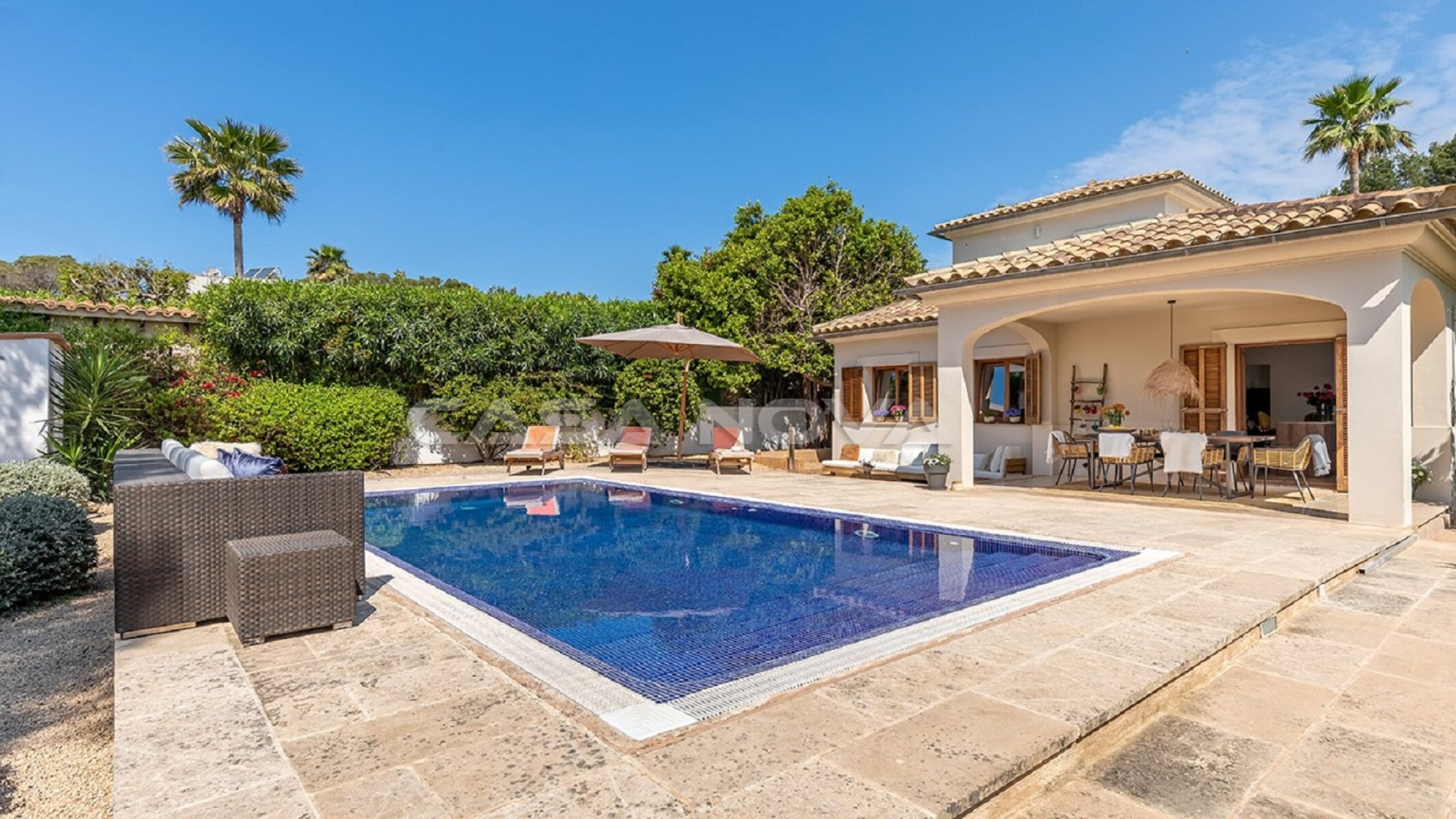 Stylish villa with beautiful garden and holiday rental licence