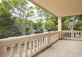 Ref. 2503290 | Überdachte Terrasse mit Blick in den Garten