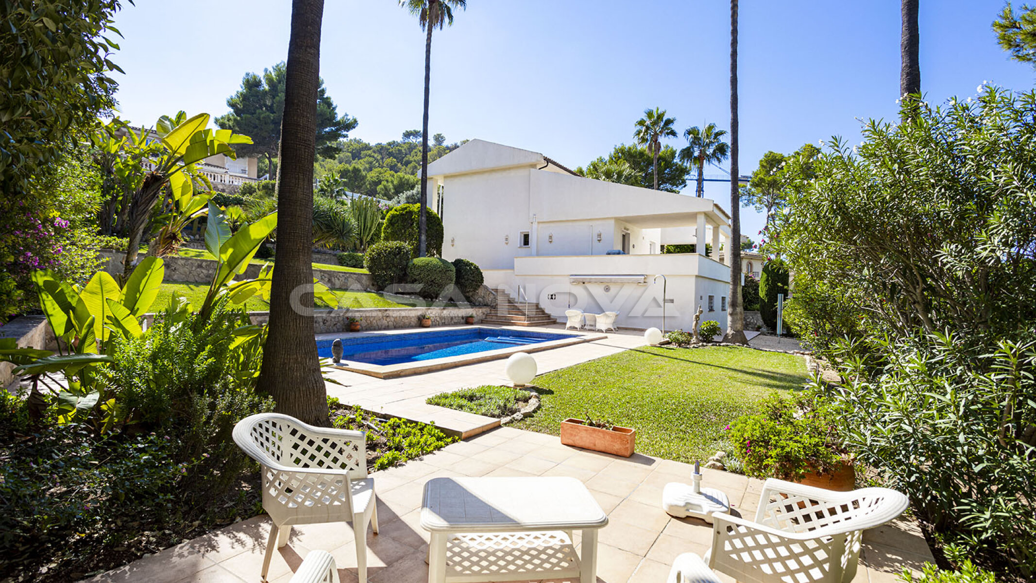 Mallorca Villa mit Pool umrandet von Sonnenterrassen