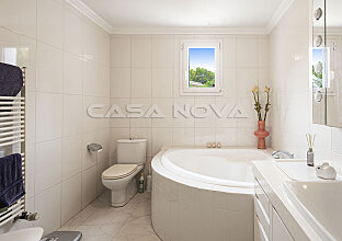 Ref. 2303297 | Bright bathroom with bathtub 