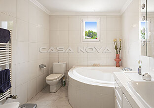 Ref. 2303297 | Baño luminoso con bañera 