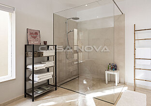 Ref. 2403308 | Modern bathroom with large glass shower