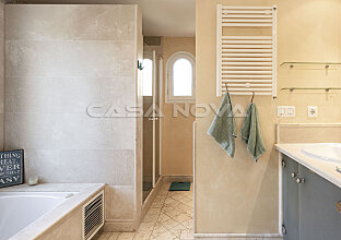 Ref. 2303311 | Mediterranes Badezimmer mit Wanne und Dusche