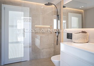 Ref. 2403317 | Gran cuarto de baño con ducha de cristal y agradable iluminación