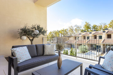 Moderna casa pareada en el centro del pueblo