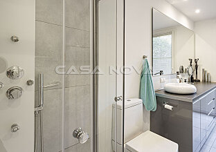 Ref. 2303340 | Modern bathroom with lots of light