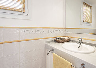 Ref. 2303340 | Further bathroom with Mediterranean accents