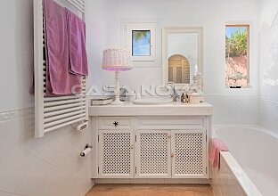 Ref. 2203356 | Elegant bathroom with bathtub