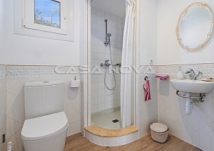Ref. 2203356 | Modern bathroom with shower