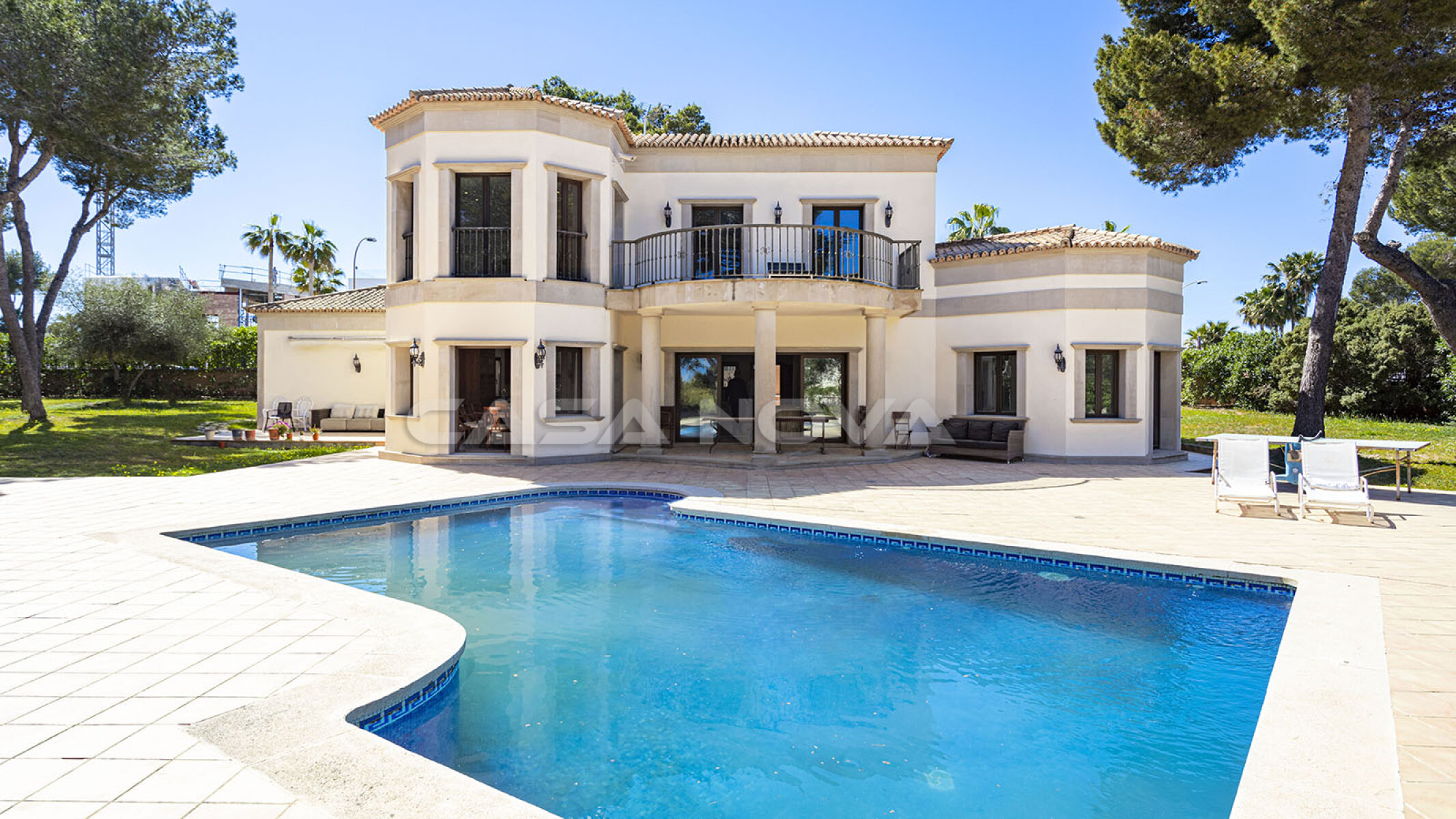 Villa mediterrnea con precioso jardn y piscina