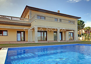 Spacious villa with elegant design with sea view
