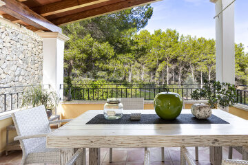 Cosy dining area with a view of the golf course
