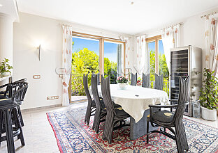 Ref. 2403455 | Dining area with terrace access