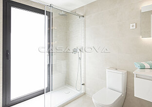 Ref. 1303362 | Large bathroom with glass shower 