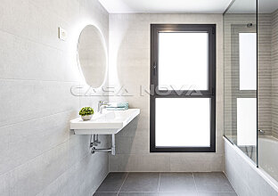 Ref. 1303362 | Light-flooded bathroom with bathtub