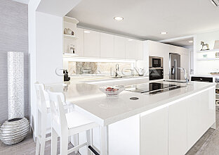 Ref. 2403503 | Modern fitted kitchen with high-quality electrical appliances