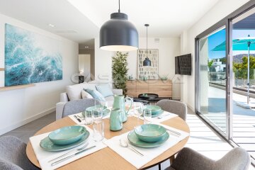 Salon luminoso con toques de color chic