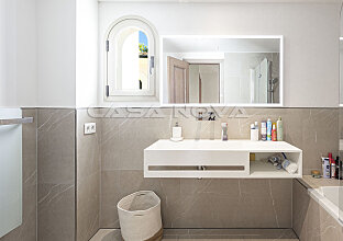 Ref. 2303509 | Bright bathroom with bathtub
