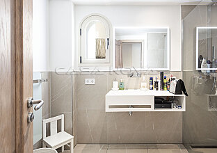 Ref. 2303509 | Helles Badezimmer mit modernen Akzenten