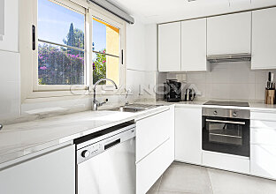 Ref. 2303509 | Modern fitted kitchen with electrical appliances