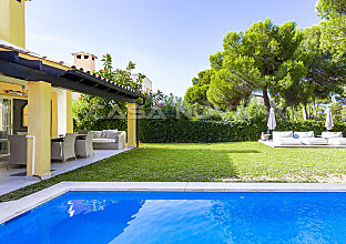 Ref. 2303509 | Refreshing swimming pool with well-kept garden