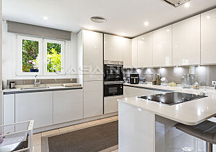 Ref. 2303520 | Modern fitted kitchen equipped with high-quality electrical appliances