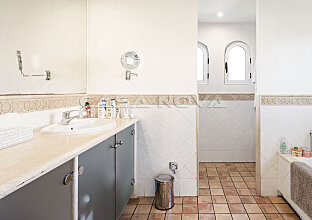 Ref. 2303520 | Amplio cuarto de baño con bañera