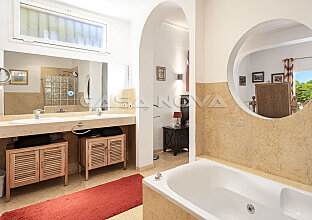 Ref. 2303523 | Bright bathroom with bathtub